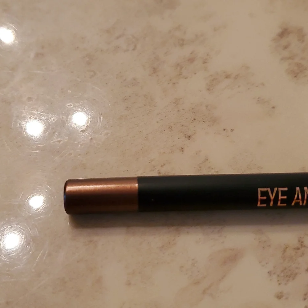 Bronze metallic eyeliner